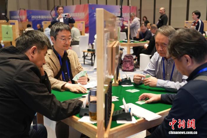 2025年国际桥牌精英邀请赛在山东青岛开幕 多国顶